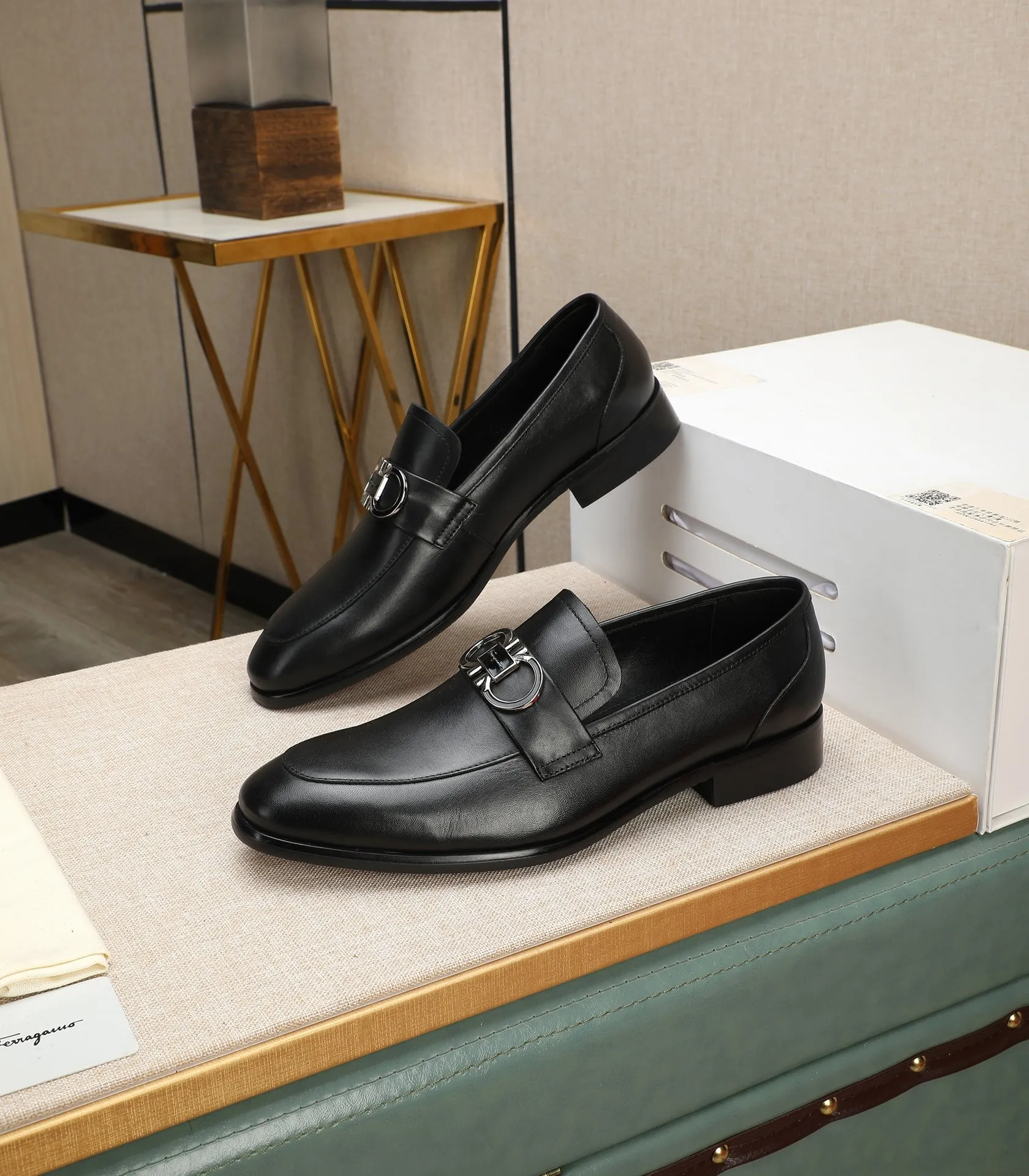 Men's shoes 💰540📛📛(water-dyed cowhide) Salvatore Ferragamo high-end (Salvatore Ferragamo) is the world's top luxury footwear brand. It comes from the fashion kingdom of Italy and is famous all over the world for its traditional handmade design and novel styles...🚶🏻🚶🏻New suit shoes are available simultaneously at the counter. This model is purely handmade. The fabric is imported from Italy's original first-layer cowhide. Soft water-dyed cowhide lining. Original authentic outsole🌀🌀Size: 38➖44 (45 customized)